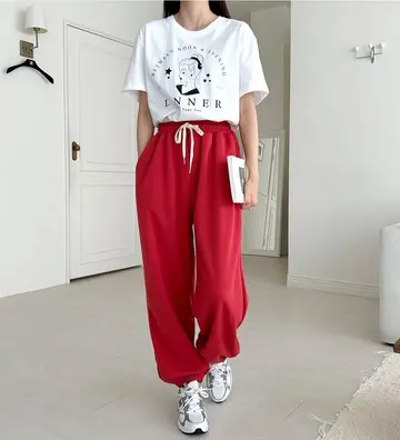 오버핏 조거팬츠와 화이트 반팔티 전신 코디 사진