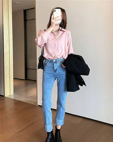 화이트·핑크 톤 블라우스와 청바지 전신 코디 사진