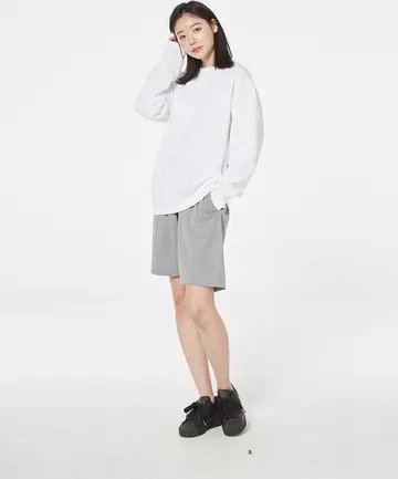 그레이 오버핏 반바지와 화이트 맨투맨 전신 코디 사진