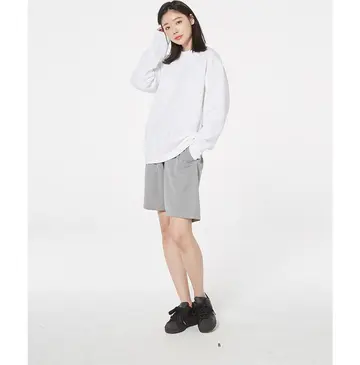 차콜·베이지 톤 반바지와 맨투맨 전신 코디 사진