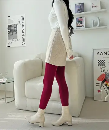 베이지 기모 레깅스와 아이보리 가디건 전신 코디 사진