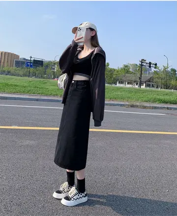 블랙 롱스커트와 나시 전신 코디 사진