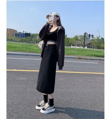 베이지·차콜 톤 롱스커트와 나시 전신 코디 사진