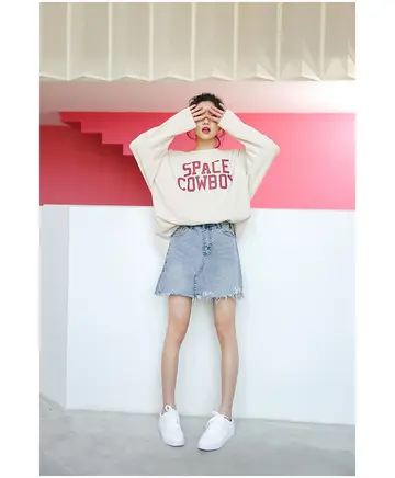 화이트·스카이블루 톤 크롭티와 미니스커트 전신 코디 사진