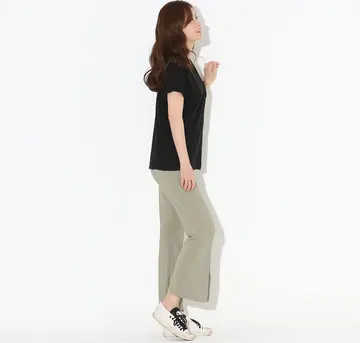 블랙·베이지 톤 부츠컷팬츠와 반팔티 전신 코디 사진