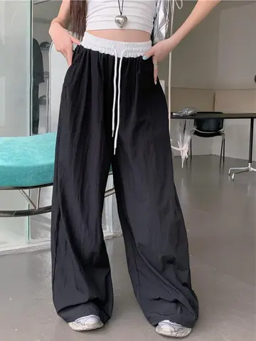 화이트·베이지 톤 와이드팬츠와 나시 전신 코디 사진