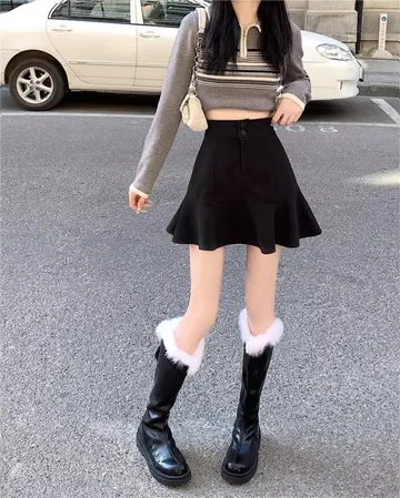 블랙 테니스스커트와 그레이 집업 전신 코디 사진
