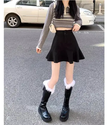 블랙·베이지 톤 테니스스커트와 집업 전신 코디 사진