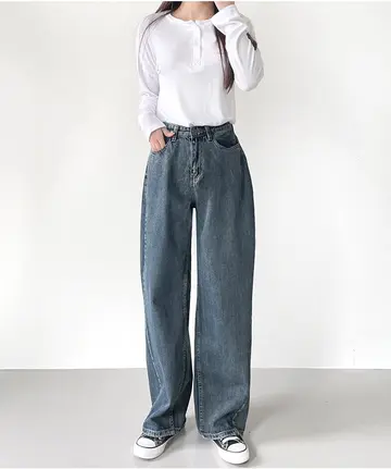 차콜·그레이 톤 와이드 청바지와 가디건 전신 코디 사진