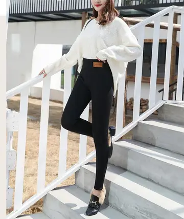 블랙 기모 레깅스와 아이보리 니트 전신 코디 사진