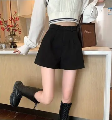 블랙 반바지와 화이트 베스트 전신 코디 사진
