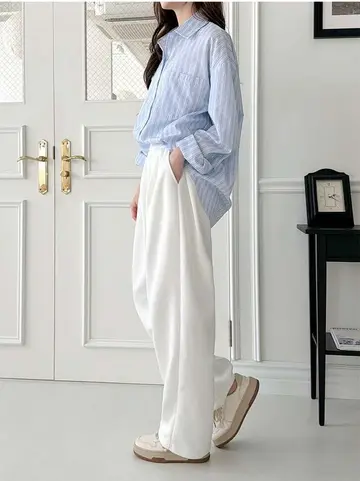그레이·화이트 톤 스트라이프 셔츠와 와이드팬츠 전신 코디 사진
