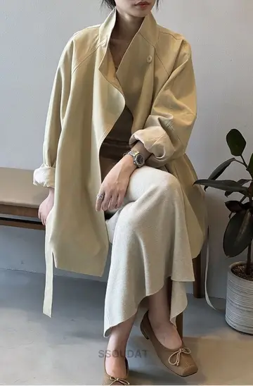 베이지 오버핏 트렌치코트와 블라우스 전신 코디 사진