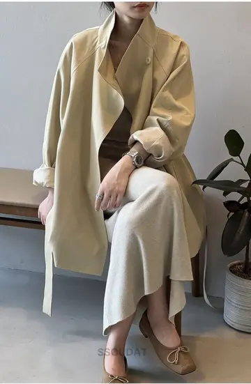 카키·브라운 톤 트렌치코트와 블라우스 전신 코디 사진