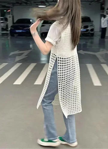 오버핏 블라우스와 화이트 베스트 전신 코디 사진