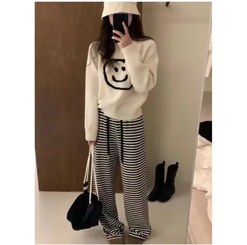 베이지·그레이 톤 니트와 와이드팬츠 전신 코디 사진