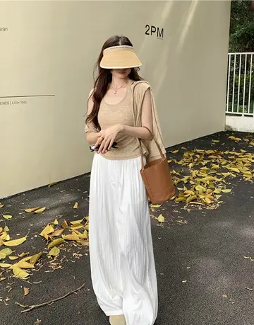 오버핏 민소매와 화이트 와이드팬츠 전신 코디 사진