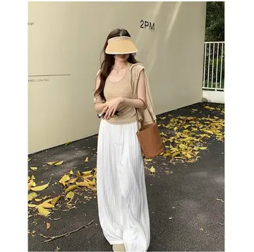 베이지·브라운 톤 민소매와 와이드팬츠 전신 코디 사진