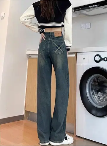 차콜·그레이 톤 오버핏 청바지 전신 코디 사진