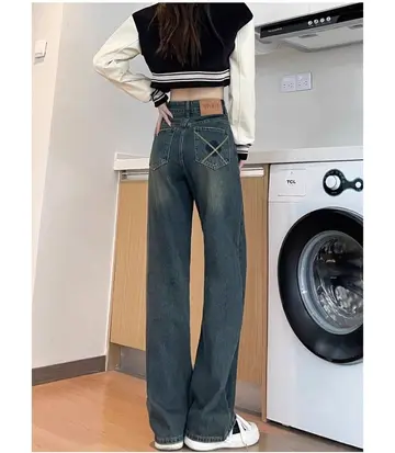차콜·그레이 톤 청바지 전신 코디 사진