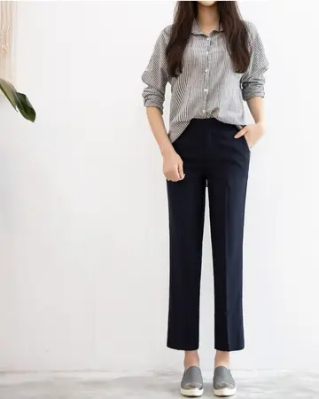 그레이·블랙 톤 슬랙스와 셔츠 전신 코디 사진