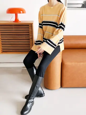스트라이프 오버핏 니트와 블랙 레깅스 전신 코디 사진