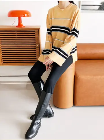 카멜·아이보리 톤 스트라이프 니트와 레깅스 전신 코디 사진