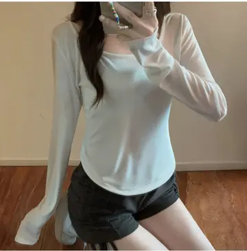 블랙·그레이 톤 긴팔티와 반바지 전신 코디 사진
