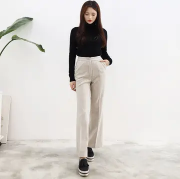 블랙·베이지 톤 부츠컷 슬랙스와 니트 전신 코디 사진