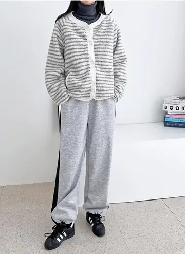 그레이 오버핏 조거팬츠와 스트라이프 플리스 전신 코디 사진