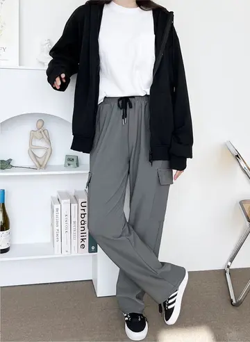 그레이 오버핏 기모 와이드팬츠와 블랙 집업 전신 코디 사진