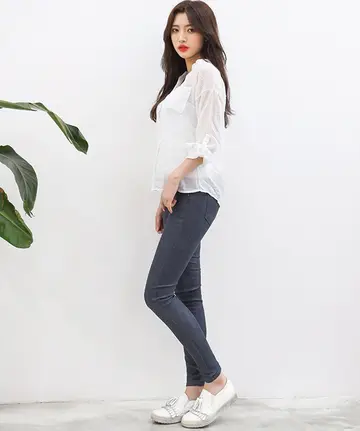 하이웨스트 청바지와 화이트 블라우스 전신 코디 사진