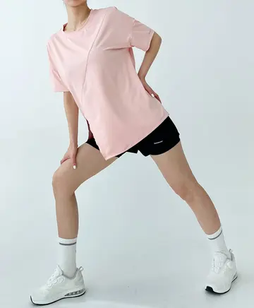 베이지·블랙 톤 반바지와 반팔티 전신 코디 사진