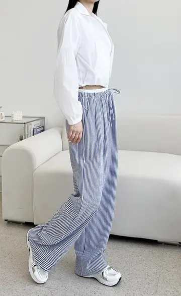 스트라이프 와이드팬츠와 화이트 블라우스 전신 코디 사진