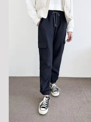 네이비 오버핏 코듀로이 와이드팬츠와 화이트 블루종 전신 코디 사진