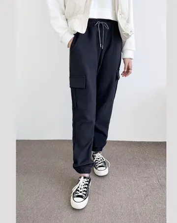 차콜·블랙 톤 코듀로이 와이드팬츠와 블루종 전신 코디 사진