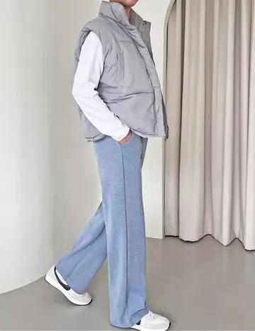 화이트·그레이 톤 기모 와이드팬츠와 패딩 전신 코디 사진