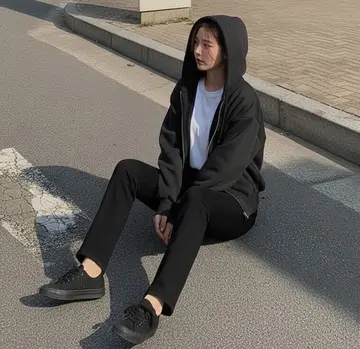 그레이·차콜 톤 항공점퍼와 반팔티 전신 코디 사진