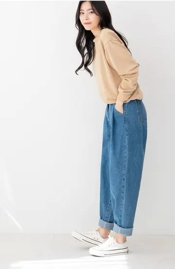오버핏 청바지와 카멜 맨투맨 전신 코디 사진