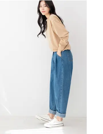 베이지·카멜 톤 청바지와 맨투맨 전신 코디 사진