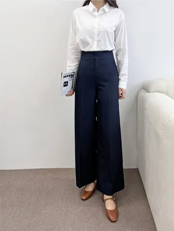 네이비 와이드 슬랙스와 화이트 블레이저 전신 코디 사진