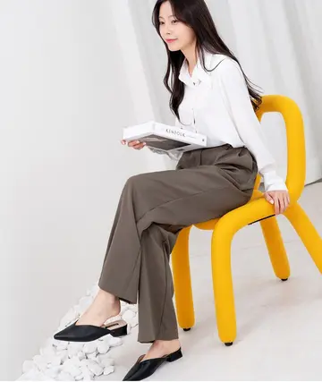 와이드 슬랙스와 화이트 블라우스 전신 코디 사진