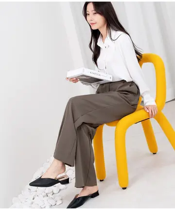 화이트·차콜 톤 와이드 슬랙스와 블라우스 전신 코디 사진
