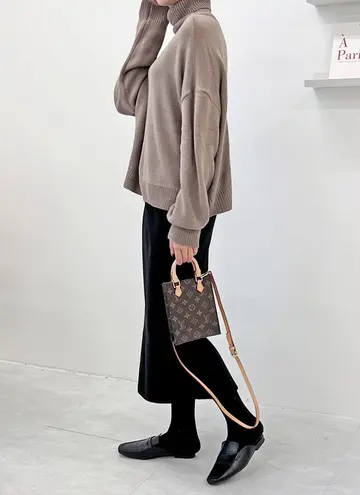 오버핏 캐시미어 터틀넥과 브라운 미니스커트 전신 코디 사진