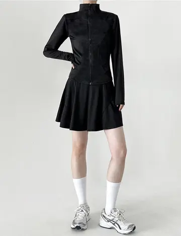 블랙 슬림핏 재킷과 블랙 미니원피스 전신 코디 사진