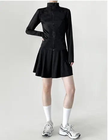 블랙·그레이 톤 재킷과 미니원피스 전신 코디 사진