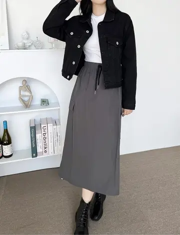 블랙·차콜 톤 청자켓과 반팔티 전신 코디 사진