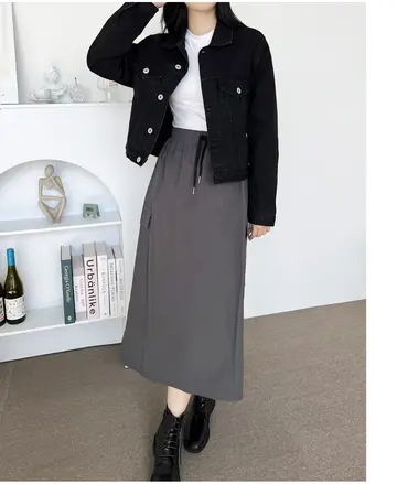 블랙·차콜 톤 청자켓과 반팔티 전신 코디 사진