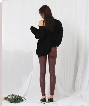 청바지와 블랙 니트 전신 코디 사진