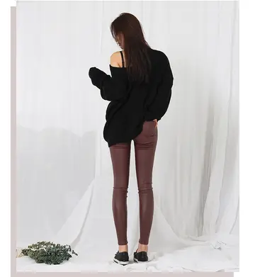 블랙·브라운 톤 청바지와 니트 전신 코디 사진